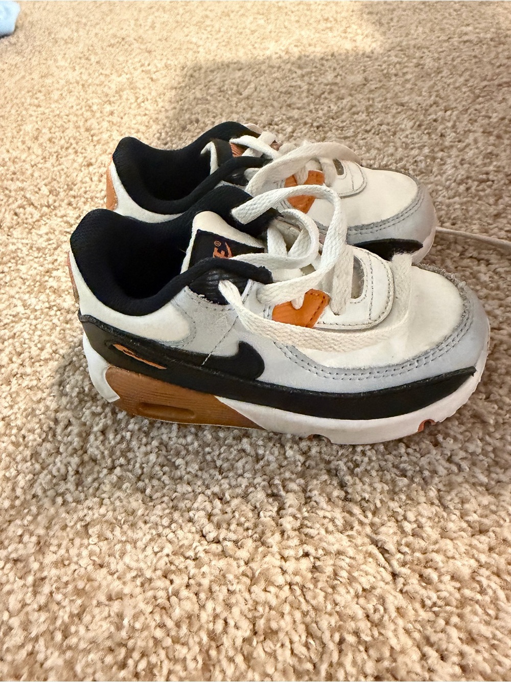 Nike Kids White, Black and Orange Low-Top Sneakers